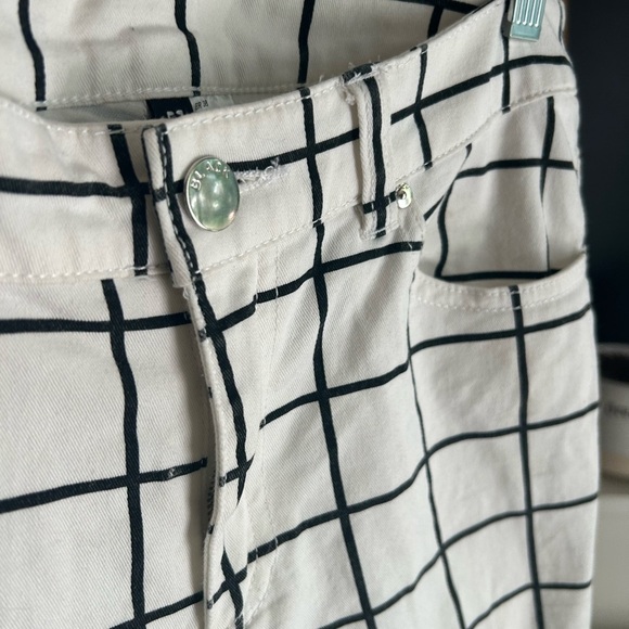 Divided White Pants with Black Grid Pattern 8 - Picture 7 of 16